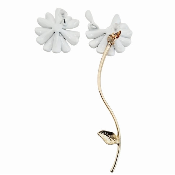 Gold tone white daisy flower asymmetric cottgecore boho coquette dainty earrings - Picture 8 of 14